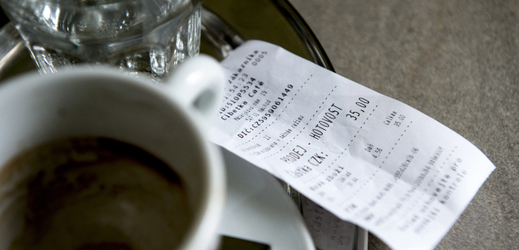 Na snímku je účtenka vystavená v kavárně z pokladny EET.