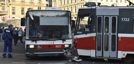 Srážka trolejbusu a tramvaje (ilustrační foto).