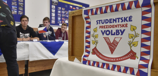 Tři stovky studentů střední průmyslové školy v Jihlavě se zapojily do prezidentských voleb "nanečisto". Studenti mohli vybírat z devíti prezidentských kandidátů. Studentské volby, do kterých se registrovalo 390 škol z celé republiky, pořádá společnost Člověk v tísni.