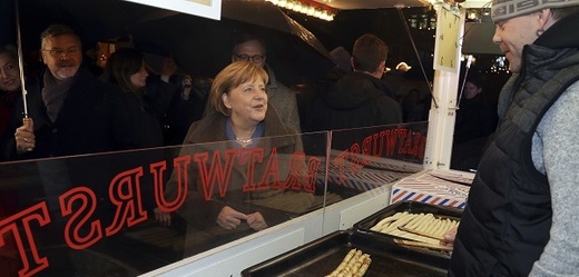 Angela Merkelová na vánočních trzích.