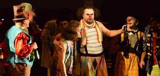 Inscenace Ernani má v sobě prvky cirkusu, pouličního divadla a grotesky.
