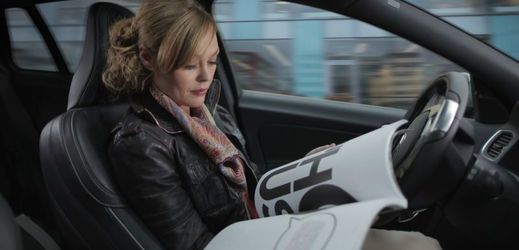 Autonomní řízení nabídne řidičům čas na čtení za jízdy (ilustrační foto).