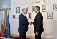 Vlevo odstupující předseda vlády Bohuslav Sobotka a nově jmenovaný premiér Andrej Babiš.