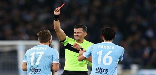 Rozhodčí Piero Giacomelli ukazuje červenou kartu.