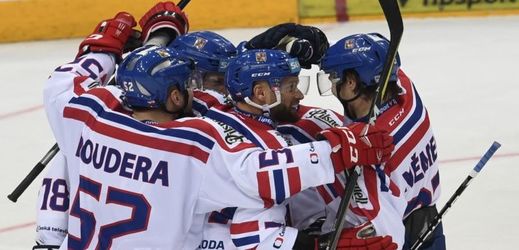 Čeští hokejisté se radují z branky Martina Růžičky.