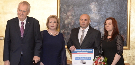 Prezidentský pár Miloš (vlevo) a Ivana (druhá zleva) Zemanovi na Pražském hradě darovali rodině postiženého chlapce Adama Vyčítala 400 tisíc korun na nákup automobilu.