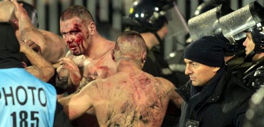 Bělehradské derby provázely nepokoje.