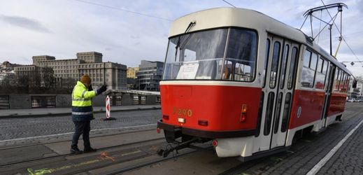 Provoz tramvají na Hlávkově mostě zatím zastaven nebude.