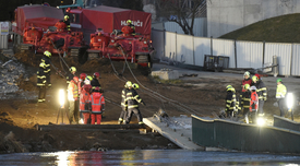 Do pražské Troji dorazil konvoj s technikou hasičů, která vyprošťovala zřícenou lávku z Vltavy. Na snímku připravují hasiči operaci, při níž mají být použity i dva vyprošťovací tanky (v pozadí).