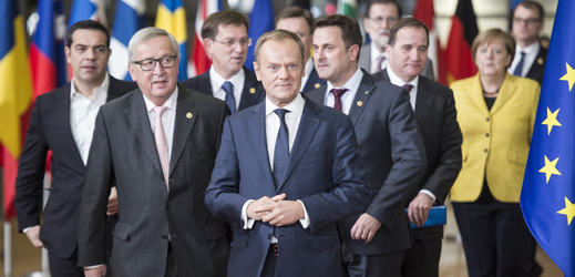 Snímek ze summitu EU (vpředu uprostřed Donald Tusk, vlevo Jean-Claude Juncker).