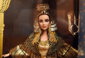 Na snímku z expozice Muzea v Litovli je panenka představující americkou herečku Elisabeth Taylorovou z filmu Kleopatra.