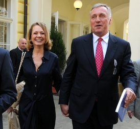 Na snímku je bývalý předseda ODS Mirek Topolánek s manželkou Lucií.