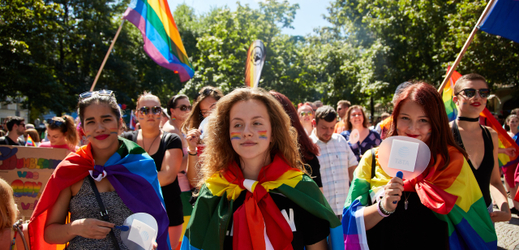 LGBT menšiny prošly ulicemi Bratislavy (snímek z roku 2016). Policie musela oddělit pravicové extrémisty Mariána Kotleby od účastníků Queer parády.