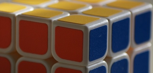 Mezi dárky, které na Vánoce dostávali rodiče a prarodiče dnešních dětí, se objeví například Rubikova kostka.