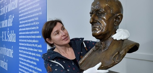 Na snímku ze 14. prosince 2017 je kurátorka výstavy Anna Habánová. s bustou F. X. Šaldy.