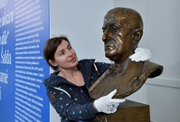 Na snímku ze 14. prosince 2017 je kurátorka výstavy Anna Habánová. s bustou F. X. Šaldy.