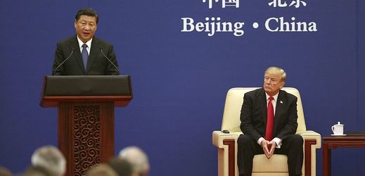 Americký prezident Donald Trump (vpravo) během předvolební kampaně Peking ostře kritizoval. Vadil mu zejména vysoký obchodní deficit, který Spojené státy vůči Číně mají. Vlevo je čínský prezident Si Ťin-pching.
