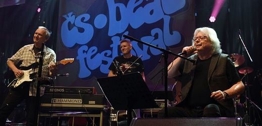 Po 50 letech se na pódium pražské Lucerny vrátil 17. prosince československý beat-festival a s ním i někteří z jeho tehdejších účastníků. Na snímku je Vladimír Mišík (vpravo).
