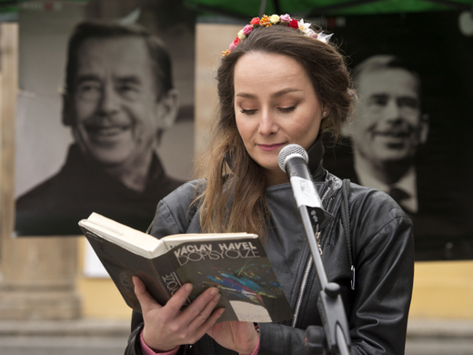 Lidé čtou úryvky z knih Václava Havla na pražském Jungmannově náměstí.