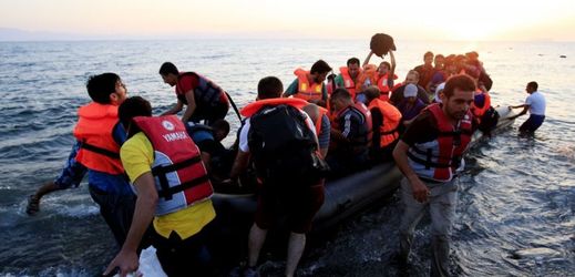 Peníze nebo ostrá slova migranty za mořem neudrží, upozorňuje eurokomisař.