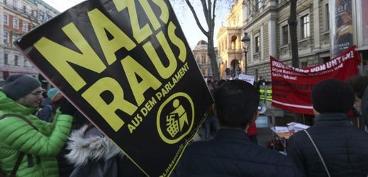 Demonstrace proti inauguraci nové vlády ve Vídni.