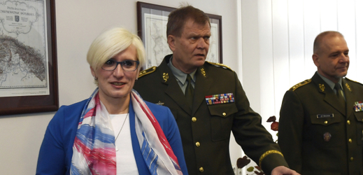 Ministryně obrany Karla Šlechtová s náčelníkem Generálního štábu Josefem Bečvářem (uprostřed).