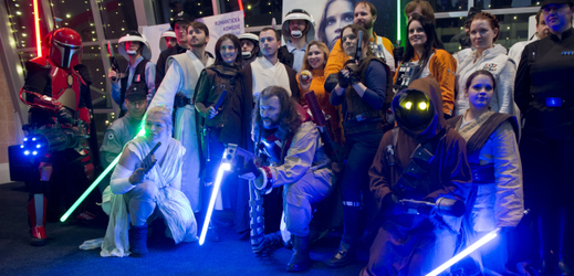 Fanoušci Star Wars v kostýmech před projekcí filmu. 