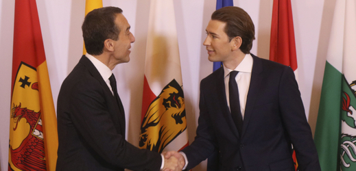Zleva bývalý rakouský kancléř Christian Kern a nový kancléř Sebastian Kurz. 