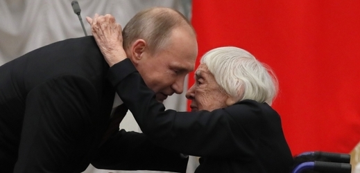 Vladimir Putin (vpravo) a Ljudmila Alexejevová (vlevo). 
