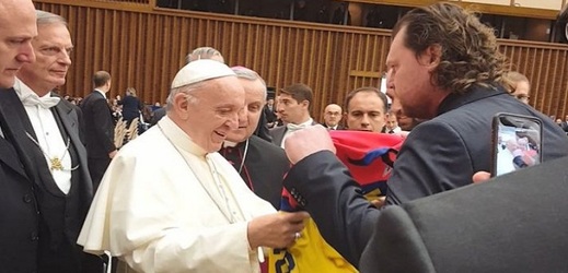 Roman Turek předává dres Motoru papeži Františkovi.
