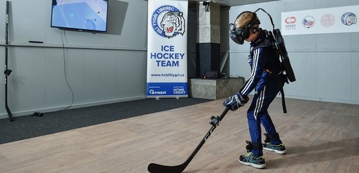 Mladý liberecký hokejista trénuje s virtuální realitou.