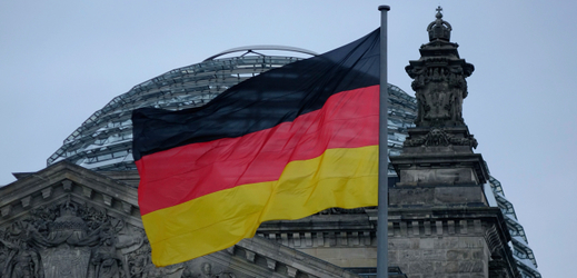 Německá vlajka před budovou Říšského sněmu v Berlíně.