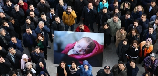Zaměstnanci agentury Anadolu demonstrují na podporu syrského dítěte.