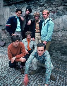 Na nedatovaném snímku hudebník Michal Prokop (stojící druhý zleva) a rocková skupina Framus Five.