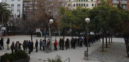 Barcelonští voliči čekají na otevření volební místnosti, aby hlasovali v regionálních volbách.