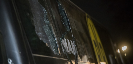 Autobus Borussie Dortmund po bombovém útoku. 