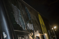 Autobus Borussie Dortmund po bombovém útoku. 