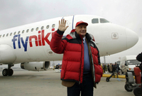 Niki Lauda před letadlem své společnosti v roce 2003. 