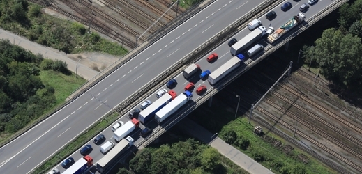 Kolona na dálnici D1 u Brna. Ilustrační fotografie. 