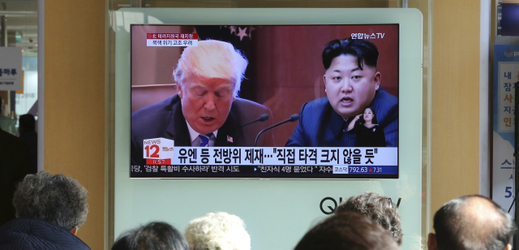 Americký prezident Donald Trump (vlevo) a severokorejský vůdce Kim Čong-un na televizní obrazovce.
