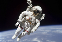 Americký astronaut Bruce McCandless ve vesmíru.