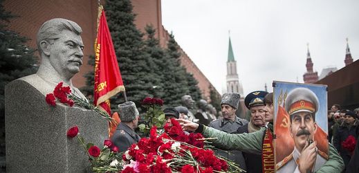 Rudé náměstí v Moskvě. Lidé si připomínají narození sovětského vládce Josifa Stalina.