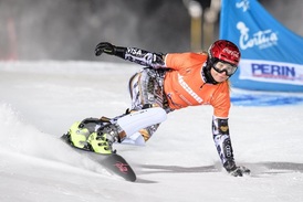 Ester Ledecká na snowboardu. Letos se snaží prosadit i v alpském lyžování a daří se jí.