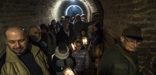Netradiční prohlídka v doprovodu vojáků z Klubu vojenské historie čekala na návštěvníky 24. prosince v pevnosti Josefov v Jaroměři na Náchodsku.