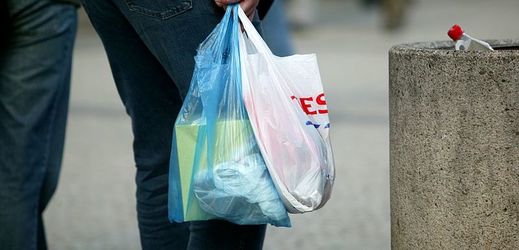 Plastové tašky od 1. ledna nezmizejí z obchodů úplně, obchodníci za ně ale musejí chtít nejméně takovou částku, která odpovídá jejich pořizovacím nákladům. Zdarma zůstanou už jen sáčky či tašky s tloušťkou pod 15 mikronů, což jsou například ty, které se používají pro pečivo nebo zeleninu (ilustrační foto).