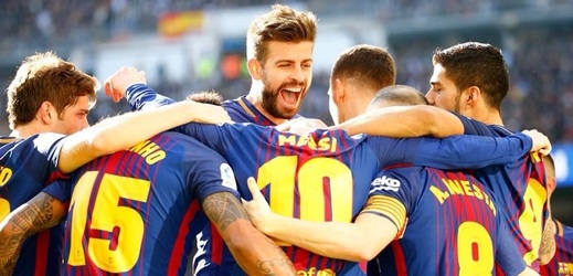 Fotbalisté Barcelony oslavují branku.