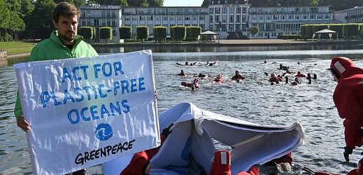 Akce organizace Greenpeace bojující proti znečišťování oceánů (ilustrační foto).
