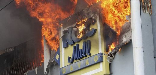 Oheň vypukl v sobotu dopoledne ve třetím poschodí obchodního domu ve městě Davao. Sedmatřicet lidí v budově uvázlo a panovaly obavy, že při požáru přišli o život. Pátrání po tělech ale dlouho komplikovalo extrémní horko a hustý kouř v objektu.