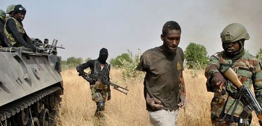 Nigerijští vojáci při zatýkání teroristů z Boko Haram (ilustrační foto).