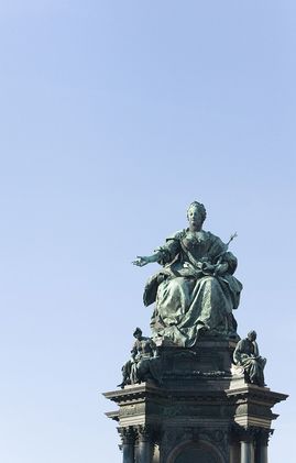 Papírové peníze se v českých zemích poprvé objevily v roce 1762 za vlády Marie Terezie. Zpočátku se tiskly jen z jedné strany a většinou byly jednobarevné. Na snímku socha Marie Terezie ve Vídni.